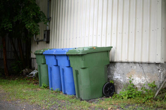 Poubelles devant une maison au Qu&eacute;bec, Canada.	