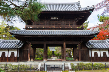 Obraz premium 日本の風景・秋 京都 建仁寺 三門