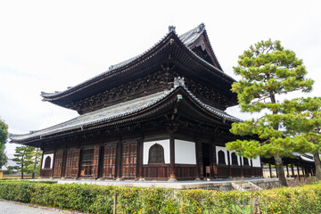 Obraz premium 日本の風景・秋 京都 建仁寺 法堂