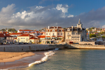 Fototapeta premium Historic waterfront buildings and sandy beach along the Atlantic coast in Cascais, Portugal.
