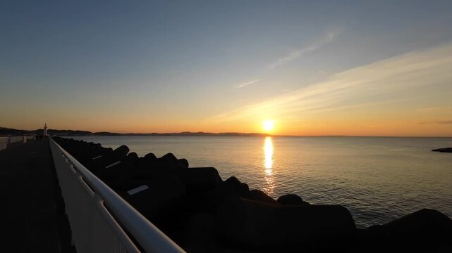 の出の江の島堤防を歩く　12月　神奈川県