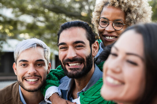 Group of friends smiling at camera - Happy young people standing outside and having fun - Portrait of teens guys and girls enjoying vacation