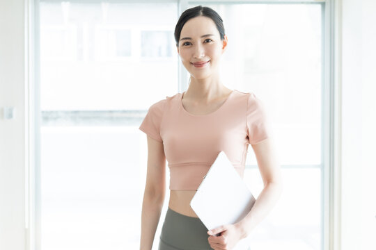 ピラティス　インストラクター　女性