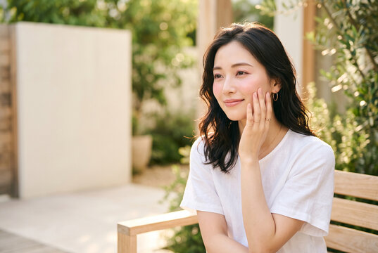 庭で微笑む美しい日本の女性とスキンケア Generative AI