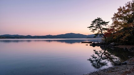 Fototapeta premium 秋の湖畔に広がるマジックアワーと静かな水面の反射