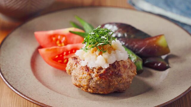 大根おろしと大葉をのせた和風ハンバーグ