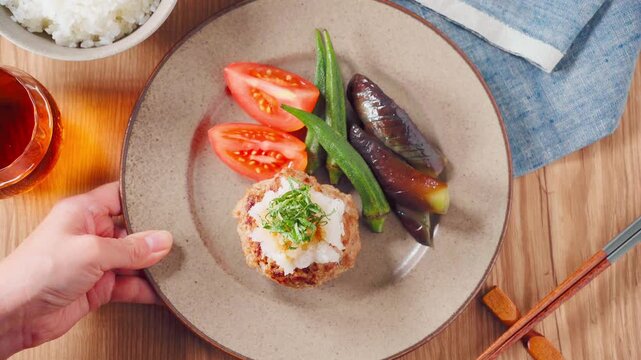大根おろしと大葉をのせた和風ハンバーグ