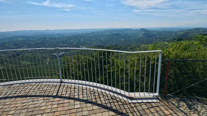 Obraz premium Panoramic View of Rolling Hills from La Morra Scenic Lookout