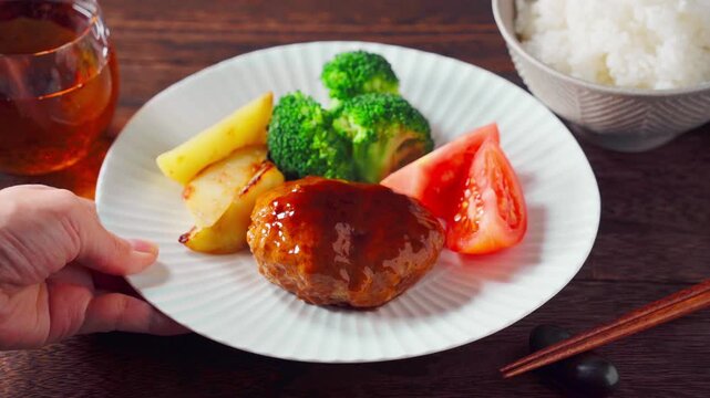 デミグラスソースのハンバーグ 日本の家庭料理の定番洋食