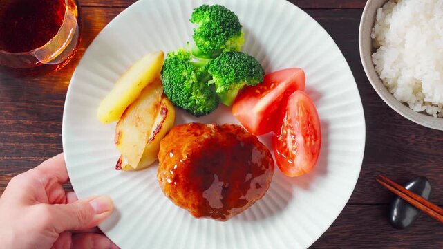 デミグラスソースのハンバーグ 日本の家庭料理の定番洋食