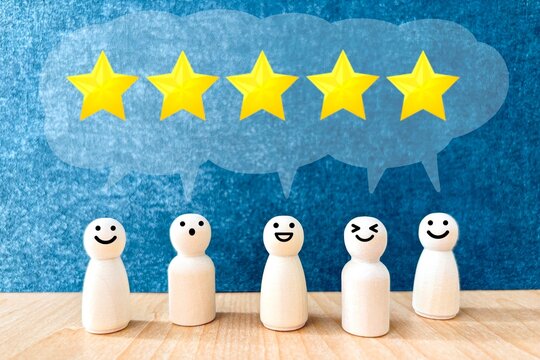 五つ星の評価をつける人々