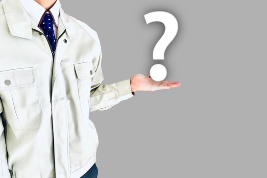 疑問を示す若いスタッフ