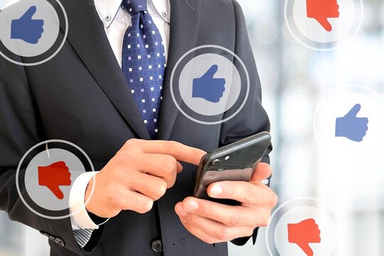 スマホの評価のボタンを押す人