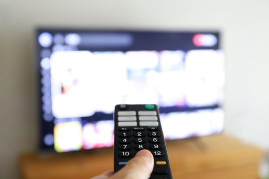 動画配信サービスをテレビで視聴、リモコン操作