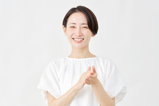 拍手するミドルエイジ女性　白背景