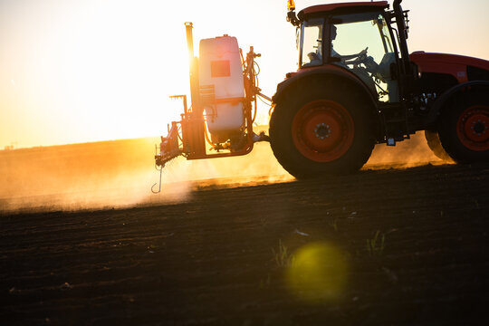 Wide boom field sprayer working on agricultural farmland

Opis:
