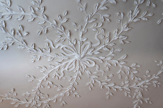 Ornamentale Stuckdecke mit floralem Relief