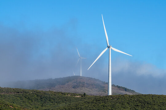The wheels of a wind turbine are turning on the plateau of Madeira.