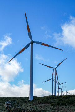 The wheels of a wind turbine are turning on the plateau of Madeira.
