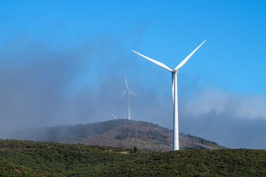 The wheels of a wind turbine are turning on the plateau of Madeira.