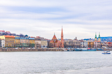 Obraz premium Beautiful cityscape of the Buda bank of Danube River featuring the red spires of Reformed Church, a UNESCO World Heritage Site.