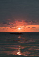 Czerwony wschód słońca na plaży Zanzibaru Tanzania © kubikactive