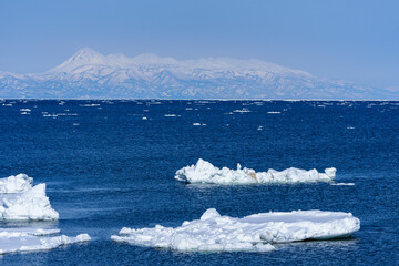 Drift ice and the snow-covered Shiretoko mountain range seen from Notsuke Peninsula, Hokkaido, Japan © ibuki
