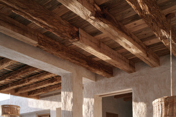 Naklejka premium Admire the warm charm of the wooden ceiling, displaying intricate textures and natural tones that define a cozy and inviting atmosphere in this architectural setting.