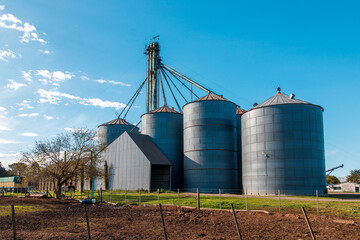 grain silos in the field © Eduardo