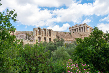 Obraz premium Ancient Athens Ruins and Parthenon Surrounded by Greenery
