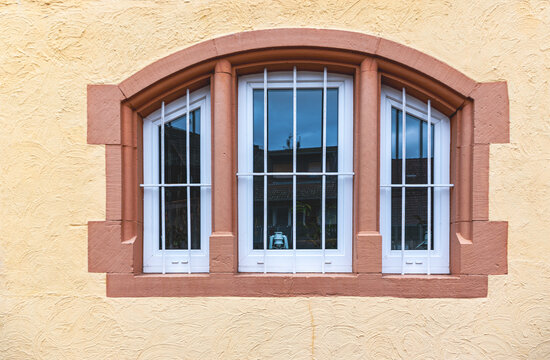 Fenster mit Sandsteineinrahmung und Gittern