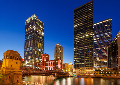 Scenic view of downtown Chicago during sunset