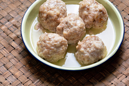 chinese steamed pork meatballs