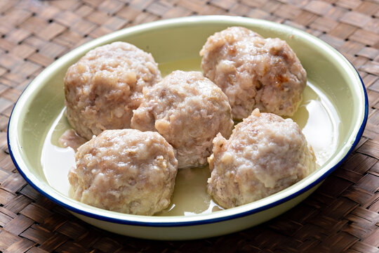 chinese steamed pork meatballs