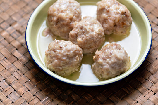 chinese steamed pork meatballs