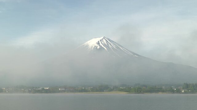 河口湖より望む靄に隠れた早朝の富士山の等倍速映像（ズームイン）