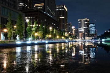 皇居外苑の水辺に映る高層ビルの灯りが描く夜の都会風景   Nighttime urban reflections on the waterfront of Kōkyo Gaien  © 拓也 山並