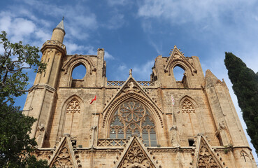 Obraz premium Front View of Lala Mustafa Pasha Mosque Under Dramatic Blue Sky