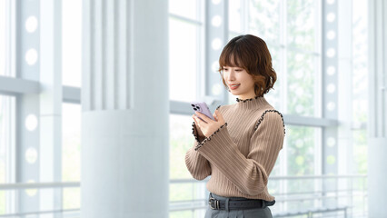 スマートフォンを使う女性・ビジネスウーマン, Businesswoman Using a Smartphone © Trickster*