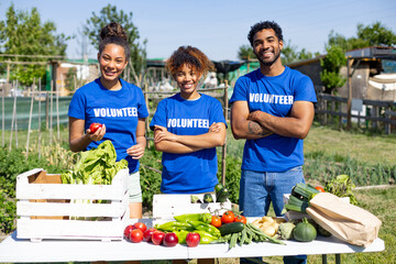 Obraz premium People volunteering together selling fresh local produce