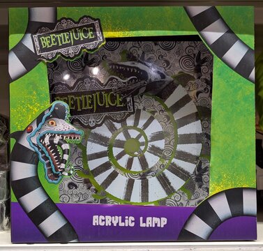 Caja con l&aacute;mpara con un gusano Sandworm de la pel&iacute;cula Beetlejuice en estante de tienda de juguetes Toy Planet de Madrid, Espa&ntilde;a, 15 de mayo de 2026