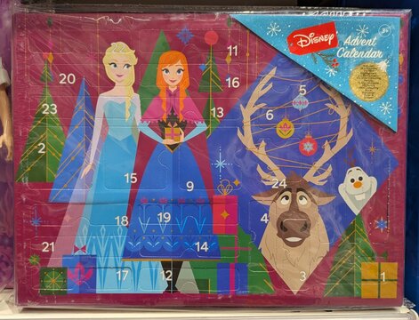Vista de cerca de un calendario de adviento con los personajes de Frozen de Disney: Elsa, Anna, Sven y Olaf, en estante de tienda Toy Planet en Madrid, Espa&ntilde;a, 15 de mayo de 2026