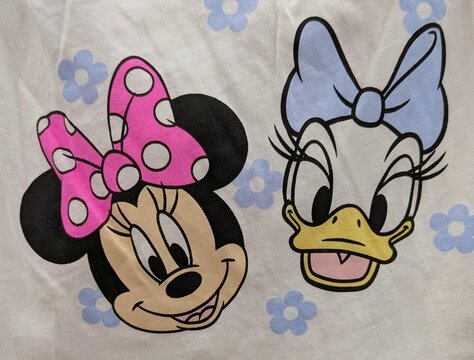 Vista de cerca del estampado de las caras de Minnie Mouse y Daisy Duck de Disney en una camiseta. Madrid, Espa&ntilde;a, 15 de mayo de 2026