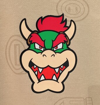 Vista de cerca del estampado de la cabeza de Bowser del videojuego Super Mario de Nintendo, en una camiseta. Madrid, Espa&ntilde;a, 15 de mayo de 2026