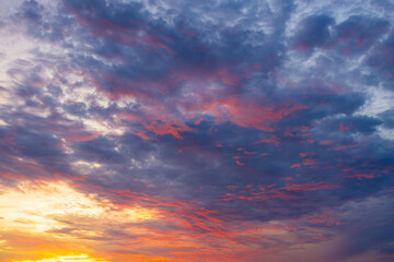 Fototapeta premium Beautiful Vibrant Sunset Sky with Golden Clouds,A breathtaking view of a colorful sunset sky filled with dramatic golden and purple clouds, creating a peaceful and inspiring atmosphere.
