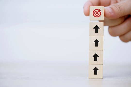 wood cube block with organizational growth target and sales according to business goals.