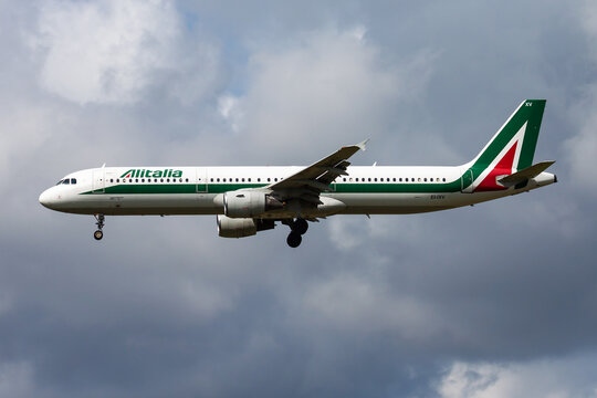 Alitalia Airbus A321 (EI-IXV) on landing approach at Amsterdam Schiphol Airport on August 14, 2014 in Amsterdam, Netherlands