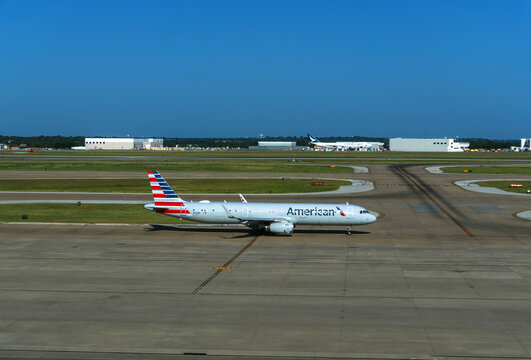 Tarmac Operations: Side Profile of an American Airlines Airbus A321 Taxiing at Dallas/Fort Worth International Airport (DFW)