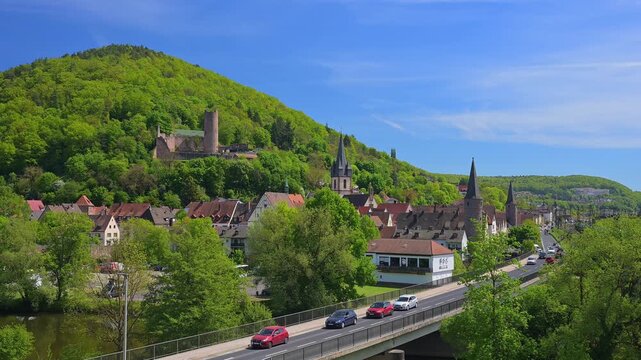 Ein historische Stadt mit einem beeindruckenden Schloss, Burgruine Scherenburg, Gem&uuml;nden am Main, Landkreis Main-Spessart, Spessart, Mainfranken, Unterfranken, Bayern, Deutschland