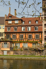 Obraz premium Casas junto al río Ill en Estrasburgo, Alsacia, Francia